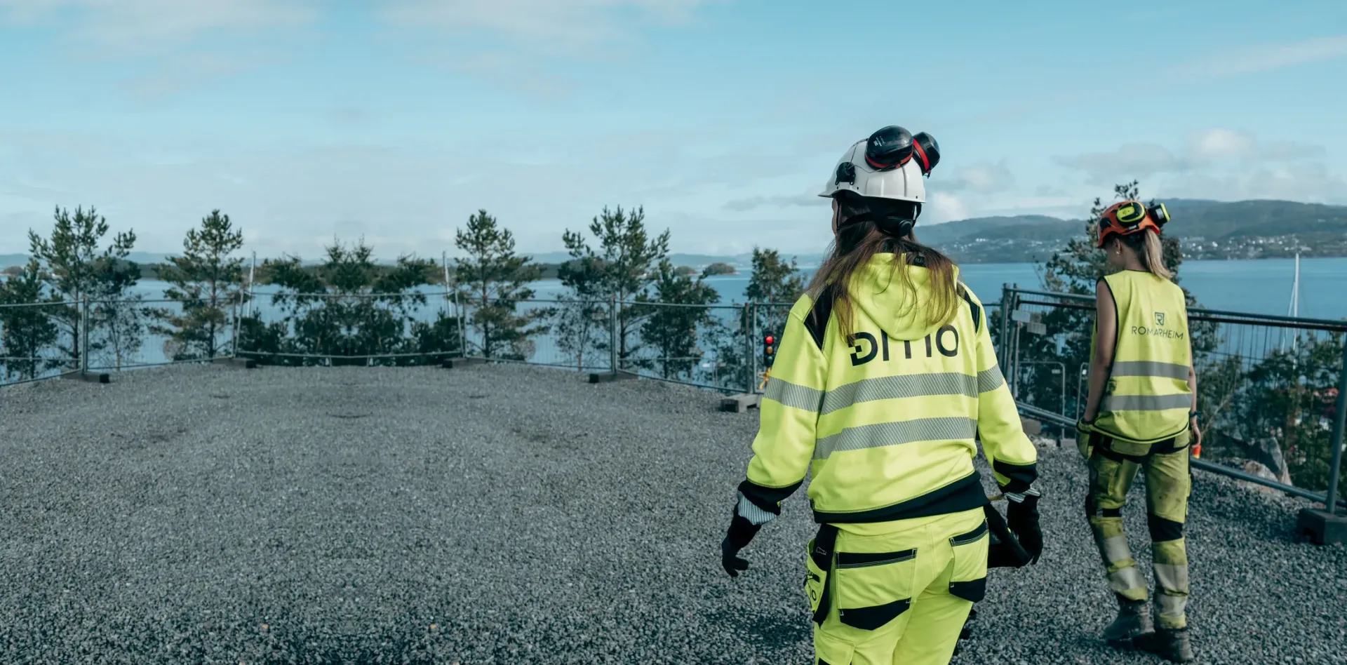 Ditio og Romarheim ute på anlegg med utsikt over sjøen