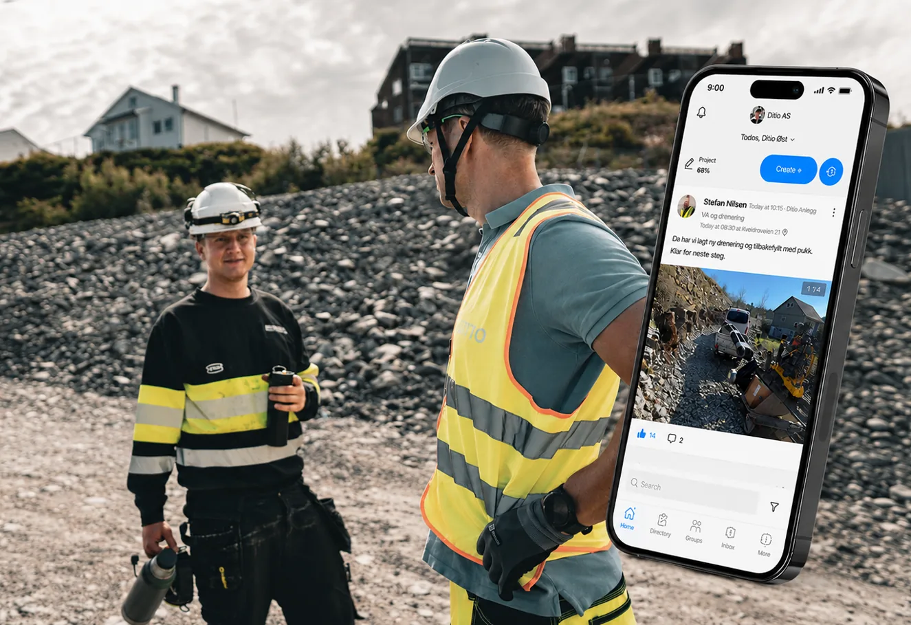 Due lavoratori in cantiere – il cellulare mostra il feed di Ditio con una voce di diario