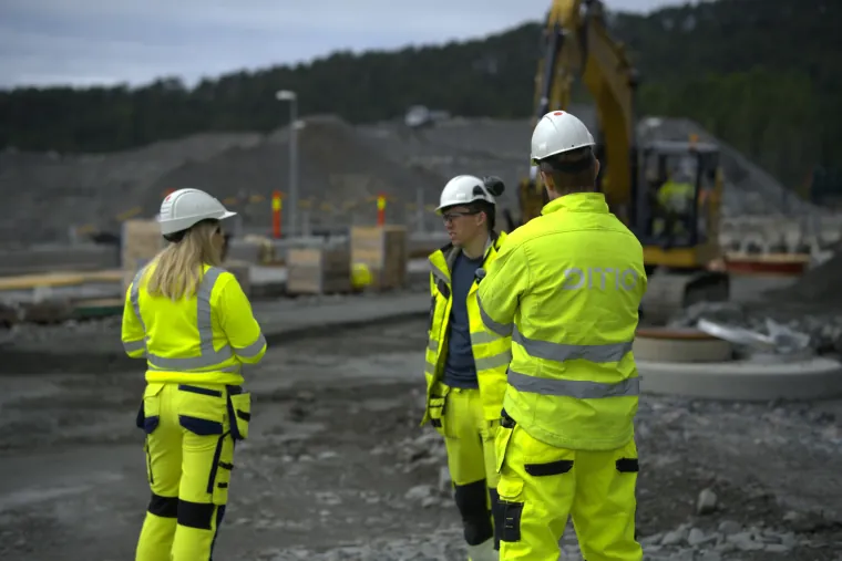 Anleggsarbeidere i Ditio-arbeidstøy på et anleggsområde