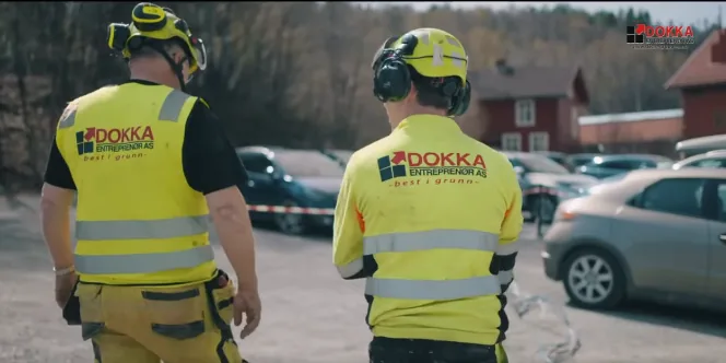To ansatte i Dokka Entreprenør går sammen ute på anlegget