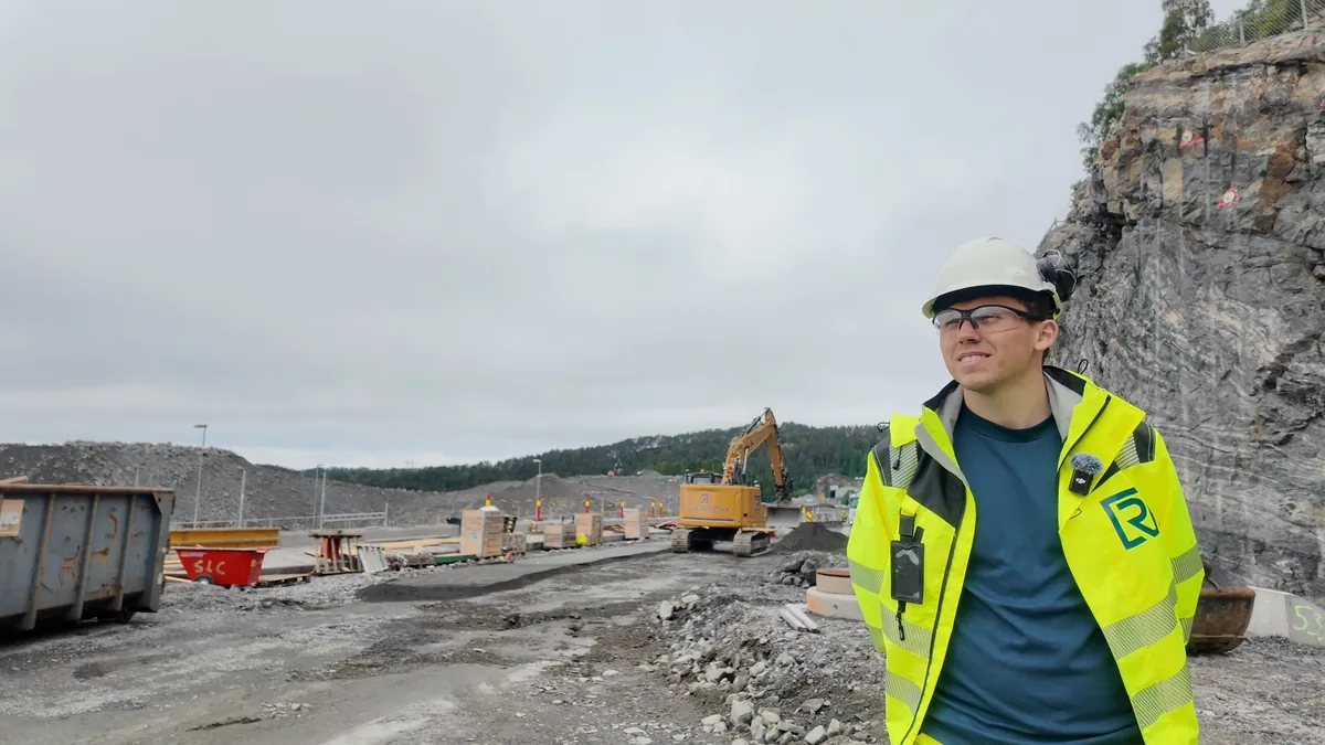 Kasper Håland i Romarheim-jakke på anleggsområdet på Sotra Link