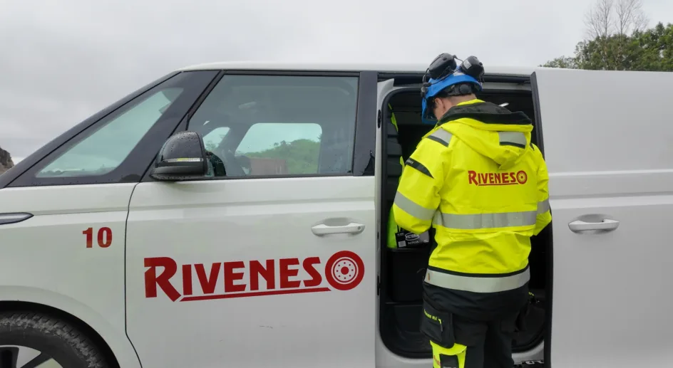 Mannskap fra Rivenes ved en servicebil ute på Sotra Link